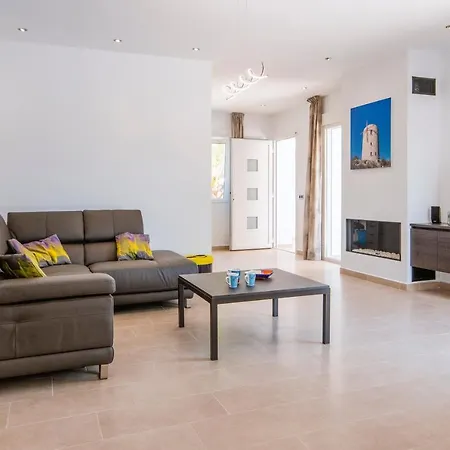 Mercedes Villa *